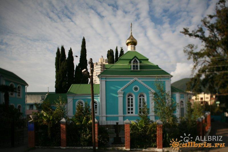 Храм Рождества Пресвятой Богородицы в Лазаревском