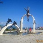 Скульптура «Ныряльщики» на набережной Пицунды