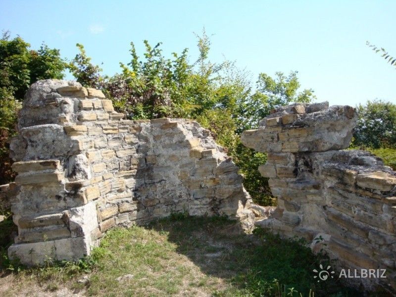 Руины византийского храма в Лоо
