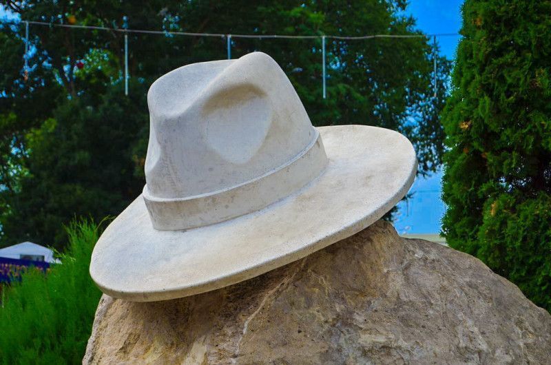 Памятник белой шляпе