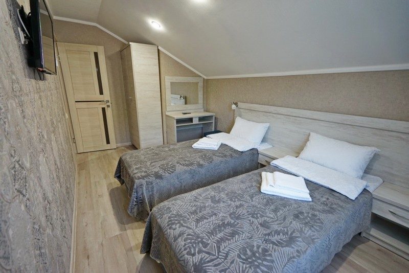 Коттедж 4 - Спальня с двумя односпальными кроватями на втором этаже