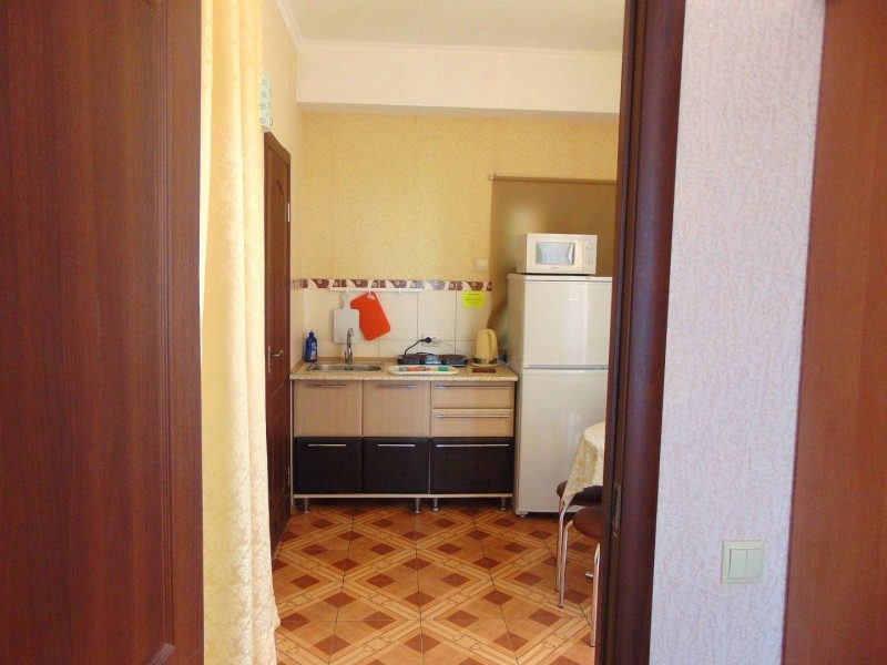 Номер "Оранж" (до 5 гостей) с кухней в отдельной комнате и видом на море на 2 этаже гостевого дома (корпус А)