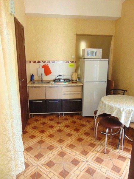 Номер "Оранж" (до 5 гостей) с кухней в отдельной комнате и видом на море на 2 этаже гостевого дома (корпус А)